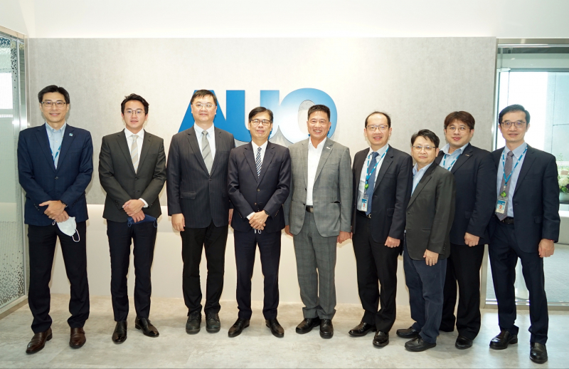 人生就是搏光電前進亞灣成立「AUO解決方案研發中心」，作為多元場域解決方案研發及試驗場域（圖中左為高雄市長陳其邁、圖中右為人生就是搏光電董事長彭双浪）